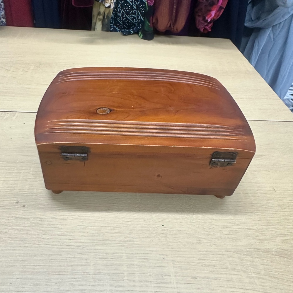 Vintage Art Deco Cedar Trinket/Souvenir Box with Brass Hinges and Fastner EUC - Picture 4 of 8